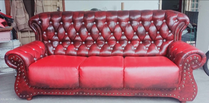 Sofa Chesterfield 3 Seater Merah Mewah — gambar 3